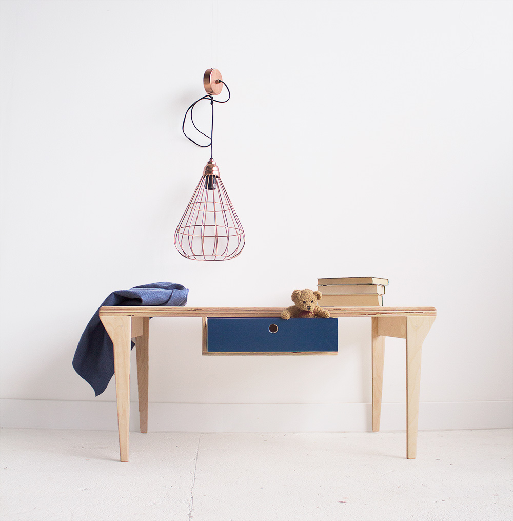 drewniany stolik kawowy ze sklejki minimalistyczny z szufladą