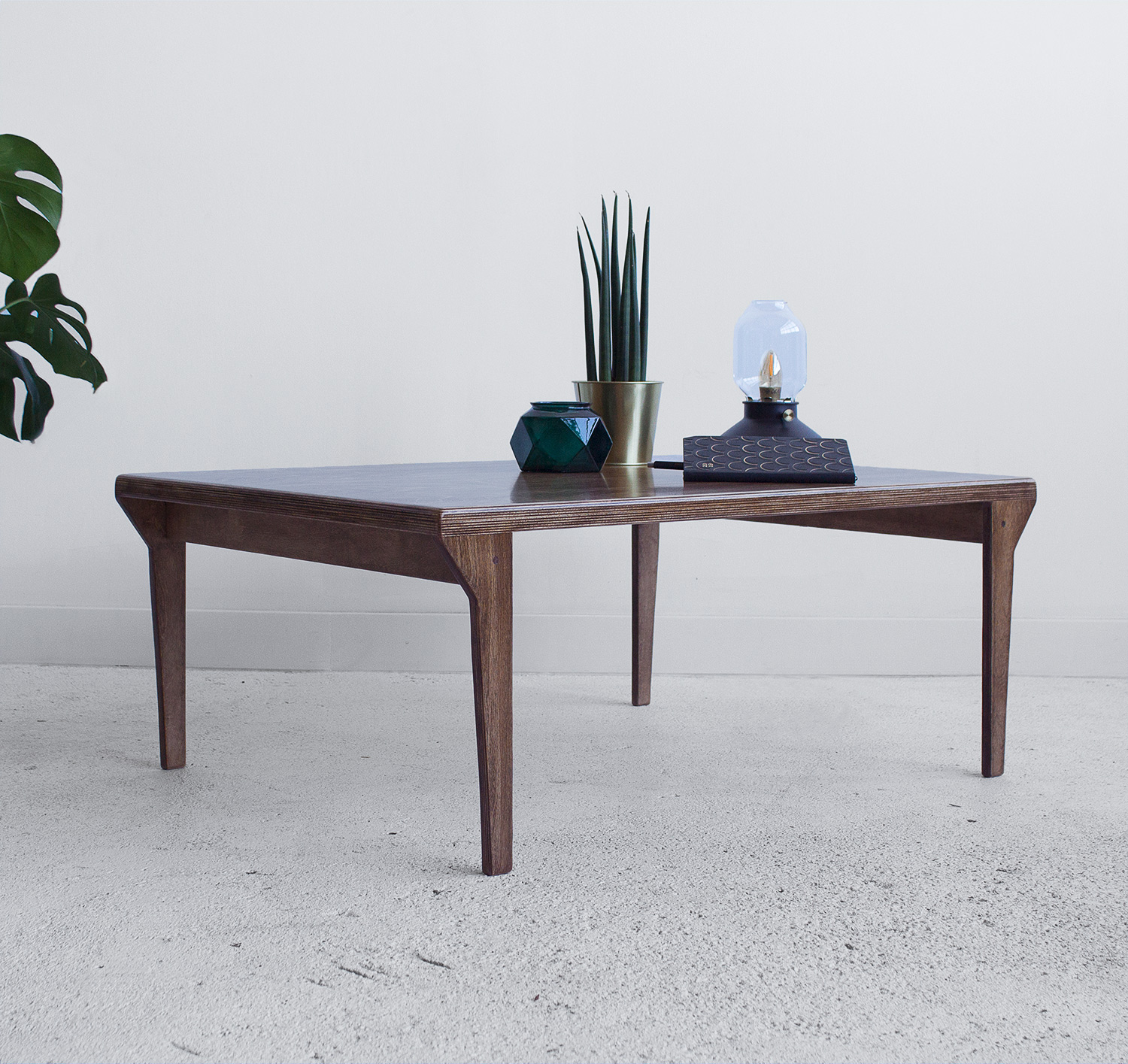 drewniany stolik kawowy ze sklejki minimalistyczny