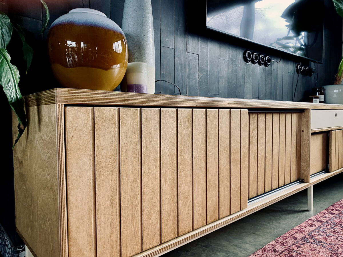 szafka rtv tv cabinet loft frezowana drzwi przesuwne metal sklejka plywood lamella ryflowane grooved front living room salon