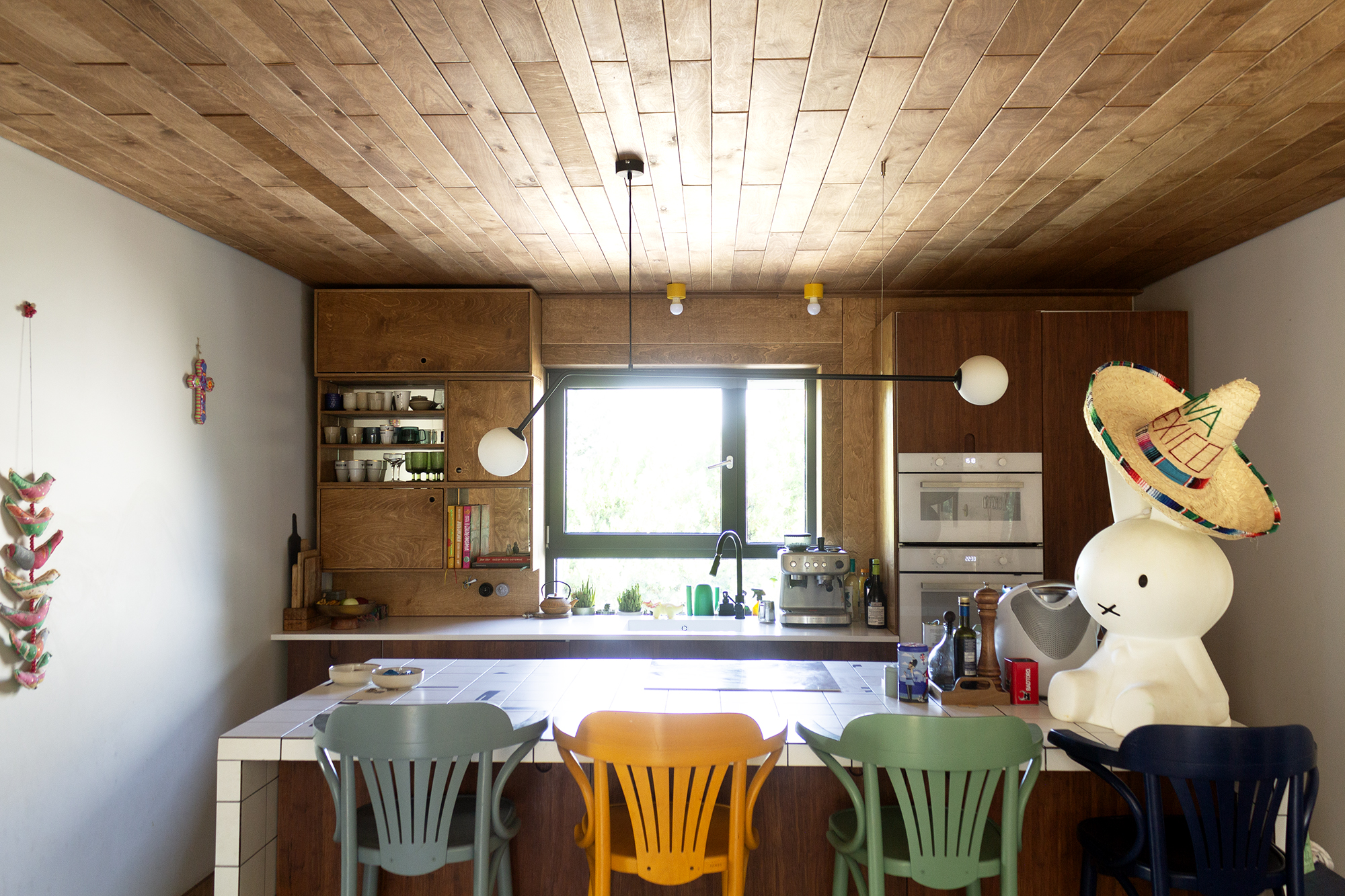 mid century modern vintage bauhaus eclectic plywood kitchen kuchnia sklejka sklejki boazeria ryflowane paneling