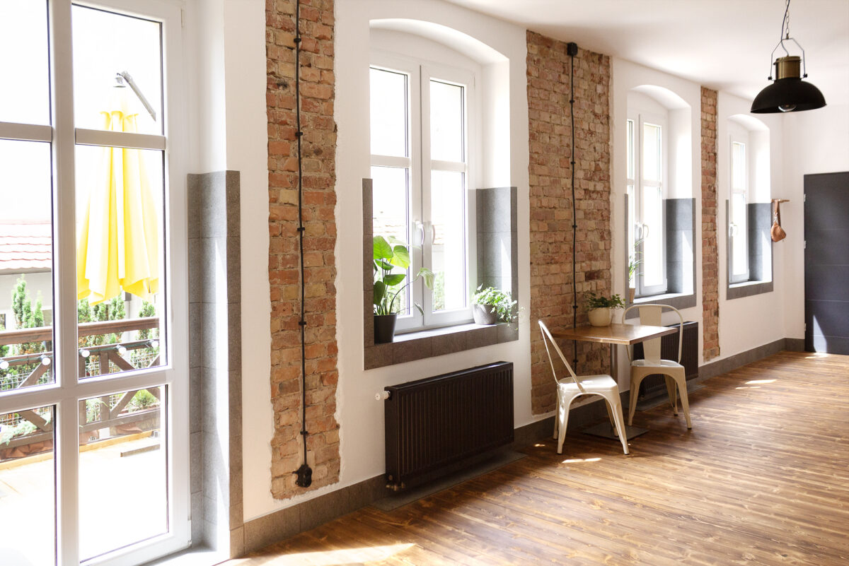 Wood Republic, projektowanie wnętrz, meble ze sklejki, nowoczesne mieszkanie, eklektyzm, styl loftowy, zabytkowa kamienica, funkcjonalne wnętrza, aranżacja wnętrz, design wnętrz, naturalne materiały, kuchnia ze sklejki, przesuwne drzwi, minimalistyczny design, duński modernizm, kreatywne rozwiązania, wnętrza z cegłą, styl loftowy, ergonomiczne mieszkanie, taras, mieszkanie w kamienicy, rzemiosło i design, architektura wnętrz, aranżacja małego mieszkania, meble ze sklejki, mały loft, mieszkanie w Poznaniu, projektant wnętrz, designerskie wnętrze, Wood Republic, interior design, plywood furniture, modern apartment, eclecticism, loft style, historic tenement house, functional interiors, interior arrangement, interior design, natural materials, plywood kitchen, sliding doors, minimalist design, Danish modernism, creative solutions, brick interiors, loft style, ergonomic apartment, terrace, tenement apartment, craftsmanship and design, interior architecture, small apartment arrangement, plywood furniture, small loft, apartment in Poznan, interior designer, designer interior