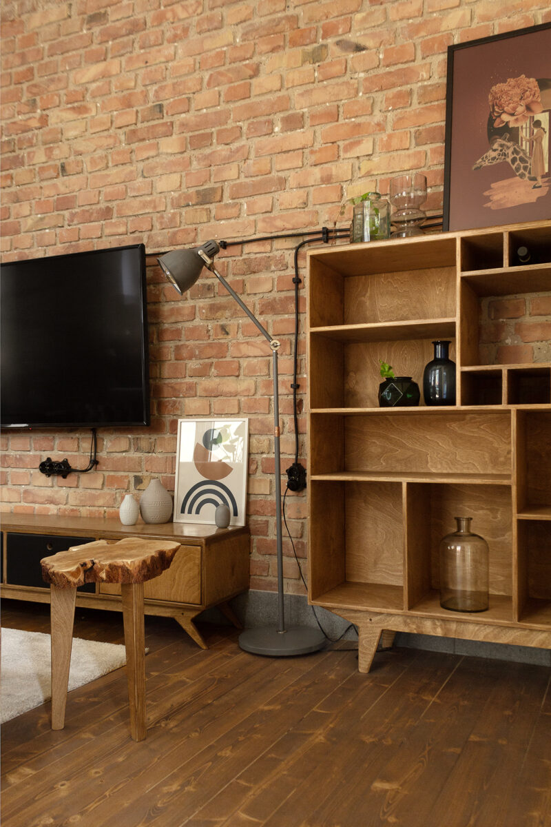 Wood Republic, projektowanie wnętrz, meble ze sklejki, nowoczesne mieszkanie, eklektyzm, styl loftowy, zabytkowa kamienica, funkcjonalne wnętrza, aranżacja wnętrz, design wnętrz, naturalne materiały, kuchnia ze sklejki, przesuwne drzwi, minimalistyczny design, duński modernizm, kreatywne rozwiązania, wnętrza z cegłą, styl loftowy, ergonomiczne mieszkanie, taras, mieszkanie w kamienicy, rzemiosło i design, architektura wnętrz, aranżacja małego mieszkania, meble ze sklejki, mały loft, mieszkanie w Poznaniu, projektant wnętrz, designerskie wnętrze, Wood Republic, interior design, plywood furniture, modern apartment, eclecticism, loft style, historic tenement house, functional interiors, interior arrangement, interior design, natural materials, plywood kitchen, sliding doors, minimalist design, Danish modernism, creative solutions, brick interiors, loft style, ergonomic apartment, terrace, tenement apartment, craftsmanship and design, interior architecture, small apartment arrangement, plywood furniture, small loft, apartment in Poznan, interior designer, designer interior