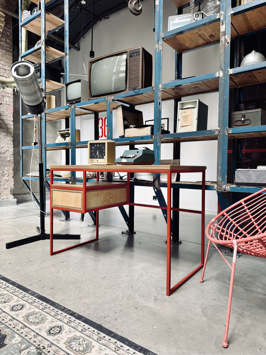 sklejka plywood metal loft biurko minimal desk color kolorowy