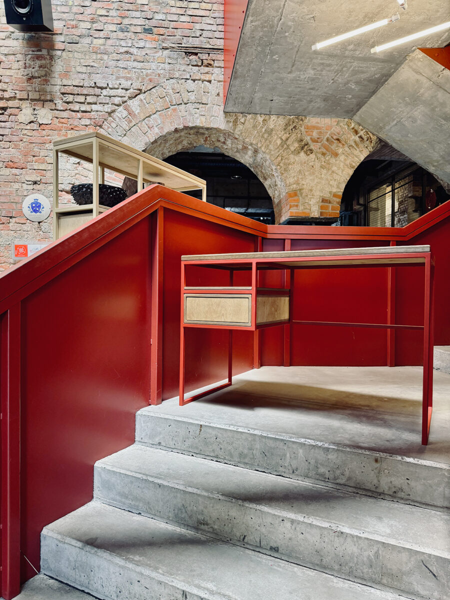 sklejka plywood metal loft biurko minimal desk color kolorowy