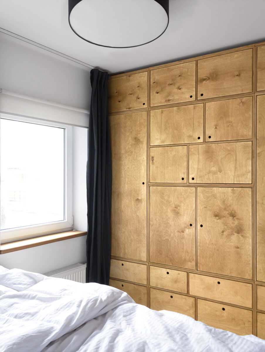 small apartment design, sliding doors, functional furniture, small apartments, furniture on wheels, bunk beds, furniture for sloped ceilings, multifunctional furniture, mobile furniture, modern interiors, space optimization, lighting and colors, interior design, under-stair storage, clever use of space, under-stair closet